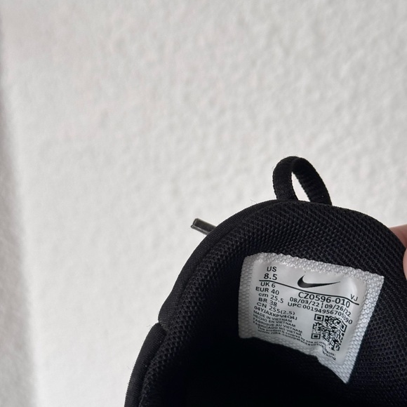 Women’s black and white Nike metcons - 8.5 - Picture 5 of 5